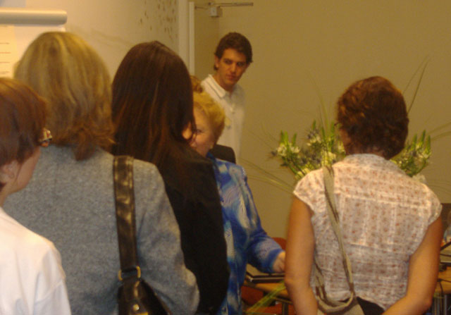 Distribution de fleurs par Marlène Nobre en fin de conférence