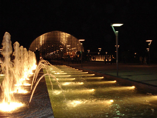 Les bassins de nuit devant le palais des congrès