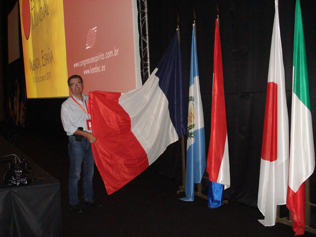Pascal pose avec le drapeau français