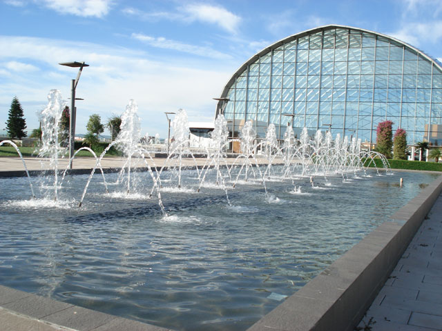 Les bassins et jets d'eaux autour du palais des congrès
