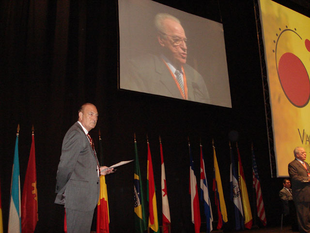 César Perri, président du conseil spirite international au pupitre.