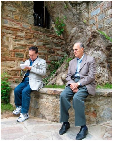 Divaldo Franco et Nilson en 2007 dans l’ancienne ville d’Ephèse, assis près de la maison où Sainte-Marie a vécu avec l’apôtre Jean